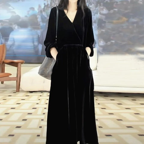 V-Neck Black Velvet Long Sleeve Dress For Women Spring Autumn Western Style Retro Solid Color Pleated Large Length Dresses