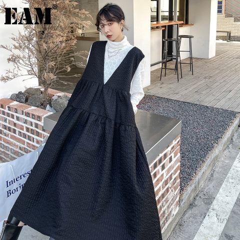 [EAM] Women Black Pleated Long Vintage Strap Dress V-Neck Sleeveless Loose Fit Tide Spring Autumn 2023 1DE4948