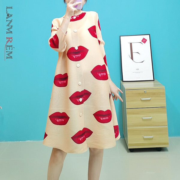 LANMREM Stand Collar Pleated Dress With Red Lips 2022 Spring Autumn Single Breasted Loose Casual Dresses For Female 2M203